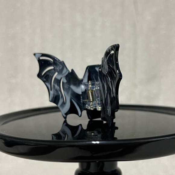 Plastic Bat Wing Claw Clip, Black and White Marble - Picture 3 of 6